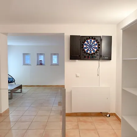 With Pool, Gym, And Games #1961 Apartman